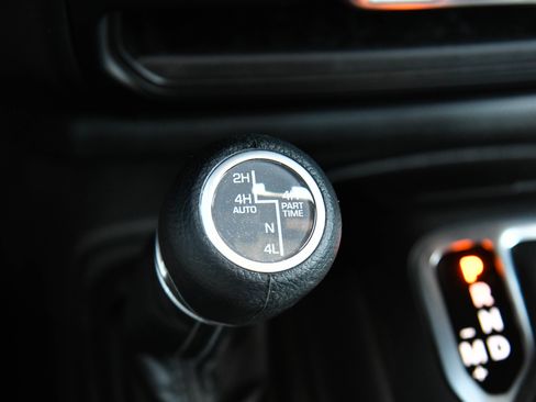 Used 2025 Jeep Wrangler Unlimited Sahara AWD/4WD image 29