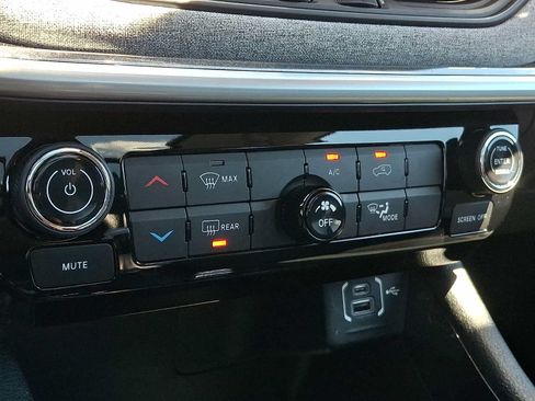 Used 2022 Jeep Compass Latitude w/ Sun and Sound Group AWD/4WD image 14