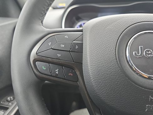 Used 2022 Jeep Cherokee Trailhawk w/ Comfort/Convenience Group AWD/4WD image 14