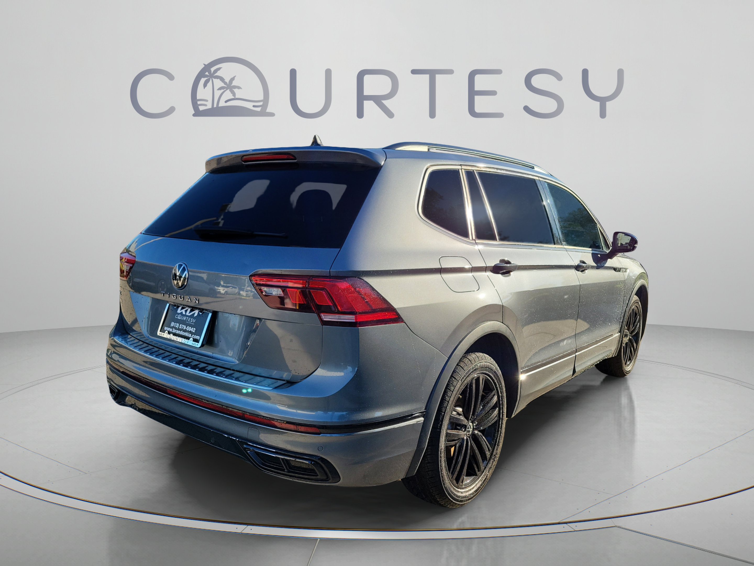 Used 2022 Volkswagen Tiguan SE R-Line FWD image 3