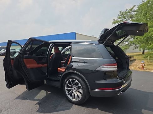 Used 2025 Lincoln Aviator Reserve AWD/4WD image 13