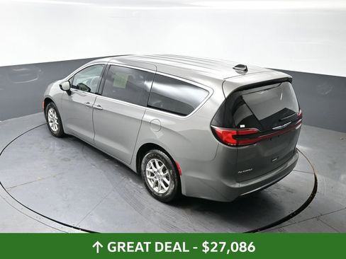 Used 2025 Chrysler Pacifica Select image 48