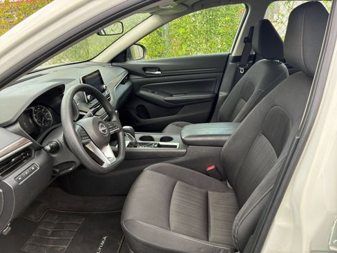 Used 2025 Nissan Altima 2.5 SV FWD image 21