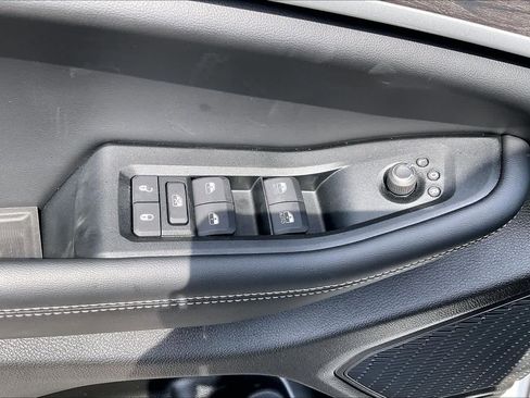 New 2026 Jeep Grand Cherokee Altitude AWD/4WD image 18
