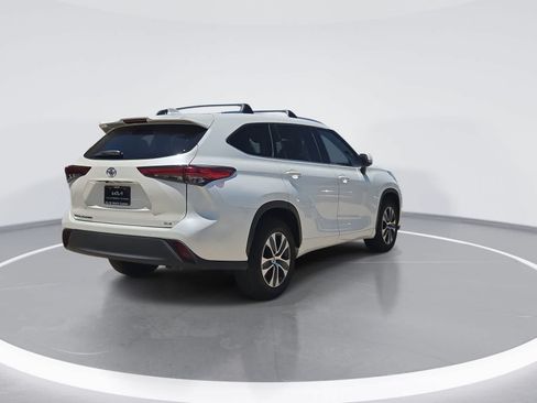 Used 2021 Toyota Highlander XLE FWD image 8