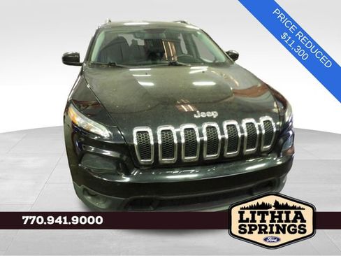Used 2017 Jeep Cherokee Latitude FWD image 2