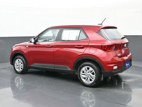 Certified 2025 Hyundai Venue SE image 6