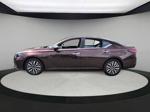 Used 2024 Nissan Altima 2.5 SV FWD image 5