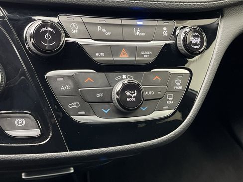 Used 2023 Chrysler Pacifica Touring image 22