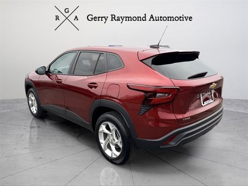 Used 2024 Chevrolet Trax LS w/ LS Convenience Package image 4