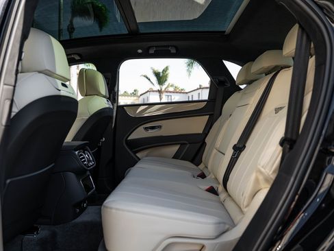 Used 2025 Bentley Bentayga V8 image 17