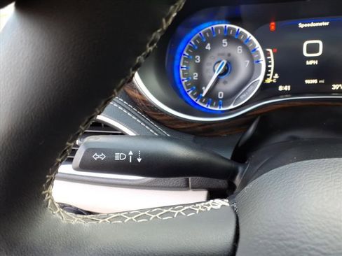 Used 2023 Chrysler Pacifica Limited image 26