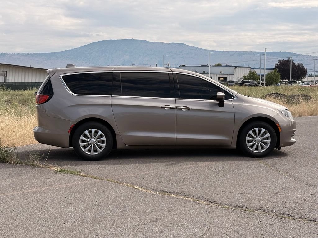 Used 2017 Chrysler Pacifica Touring w/ Tire & Wheel Group FWD image 7