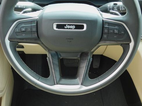 Used 2023 Jeep Grand Cherokee Limited image 4