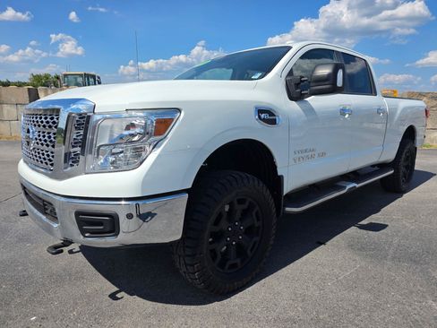 Used 2018 Nissan Titan SV w/ SV Convenience Package AWD/4WD image 7