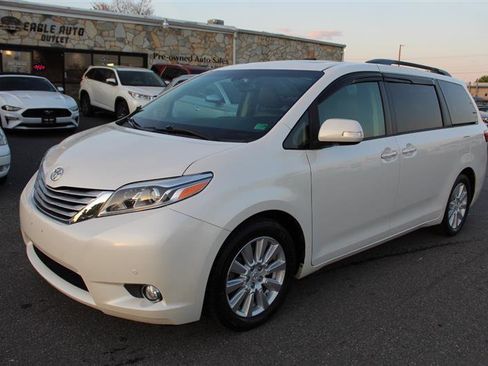 Used 2017 Toyota Sienna Limited Premium image 3