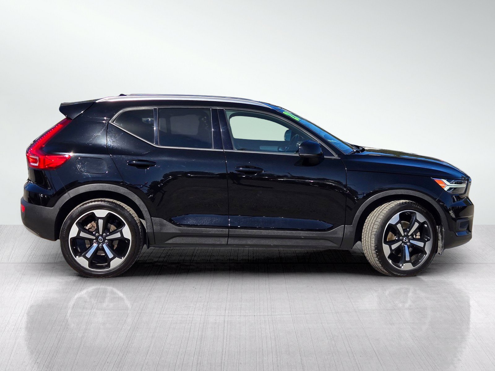 Used 2021 Volvo XC40 T5 Momentum w/ Premium Package AWD/4WD image 3