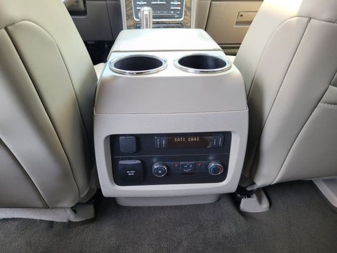 Used 2016 Lincoln Navigator Select RWD image 16