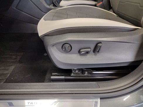 Certified 2025 Volkswagen Taos SE AWD/4WD image 23