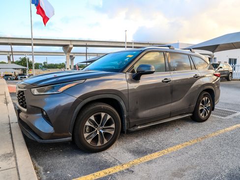 Used 2021 Toyota Highlander XLE FWD image 3