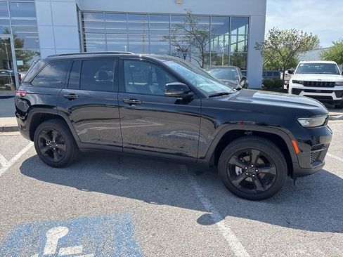 New 2025 Jeep Grand Cherokee Altitude AWD/4WD image 34