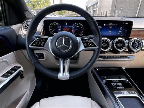 Used 2026 Mercedes-Benz GLB 250 4MATIC image 5