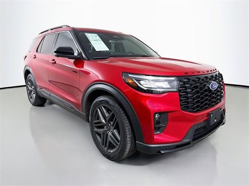 Used 2025 Ford Explorer ST image 3