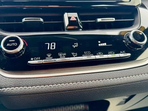 Used 2022 Toyota Corolla SE w/ SE Preferred Package FWD image 21