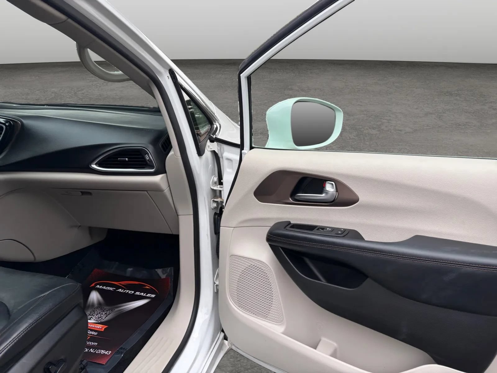 Used 2019 Chrysler Pacifica Touring-L Plus w/ Advanced Safetytec Group FWD image 21
