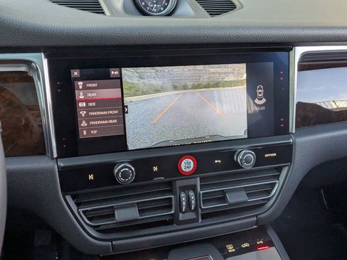 Certified 2025 Porsche Macan AWD/4WD image 19
