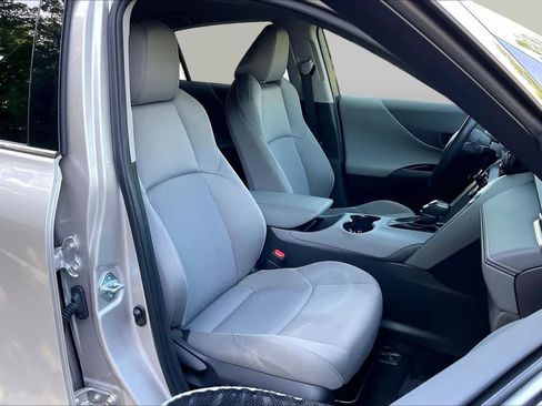 Used 2021 Toyota Venza LE AWD/4WD image 8
