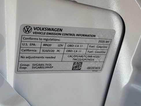 Used 2025 Volkswagen Taos SE FWD image 9