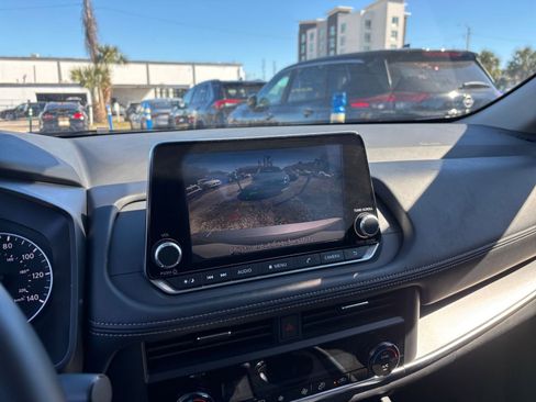 Used 2025 Nissan Rogue SV image 25