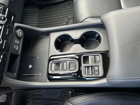 Used 2024 Honda Pilot Touring image 11