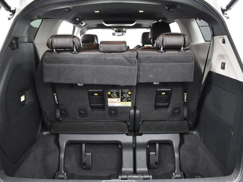 Used 2021 Toyota Sienna Platinum image 28