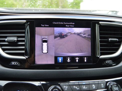 Used 2018 Chrysler Pacifica Touring-L w/ Advanced Safetytec Group image 14