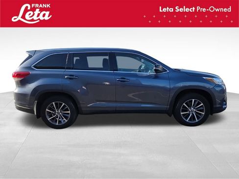 Used 2018 Toyota Highlander XLE image 3