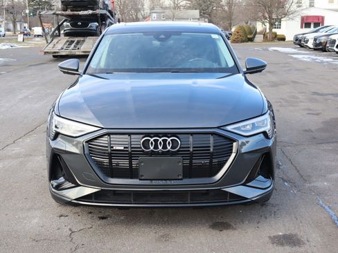 Used 2022 Audi e-tron Premium w/ Convenience Plus Package image 2