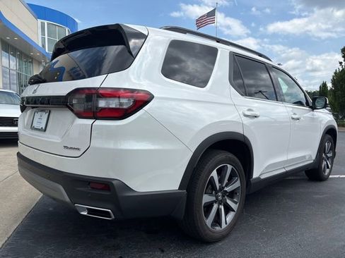 Used 2025 Honda Pilot Touring image 5
