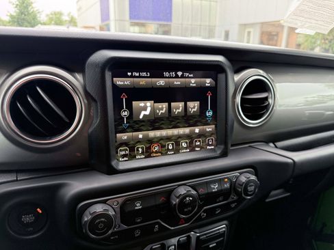 Used 2018 Jeep Wrangler Unlimited Sahara AWD/4WD image 19