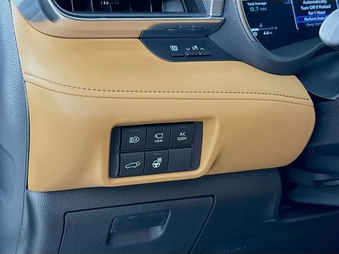 New 2026 Toyota Highlander Platinum AWD/4WD image 12
