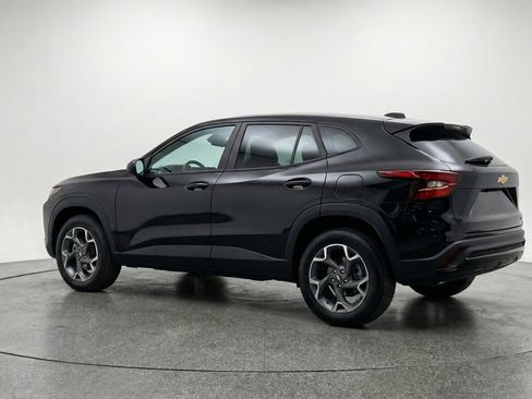 Used 2025 Chevrolet Trax LT w/ LT Convenience Package FWD image 6