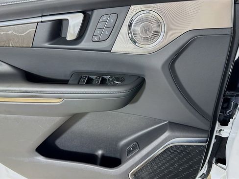 Used 2025 Buick Enclave Avenir AWD/4WD image 16