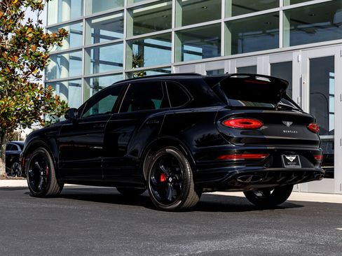 Used 2024 Bentley Bentayga image 18