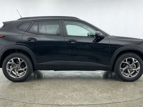 Used 2025 Chevrolet Trax LT image 11