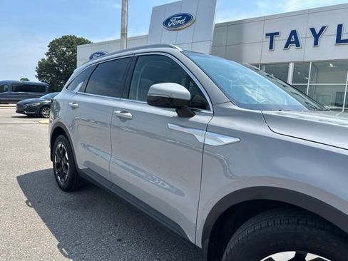 Used 2025 Kia Sorento S w/ Panoramic Sunroof Package FWD image 7