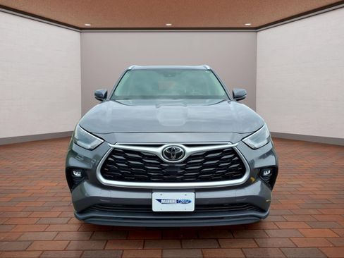 Used 2022 Toyota Highlander XLE AWD/4WD image 3