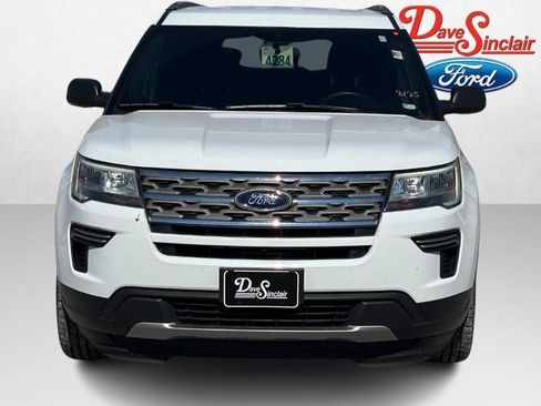 Used 2018 Ford Explorer XLT FWD image 2