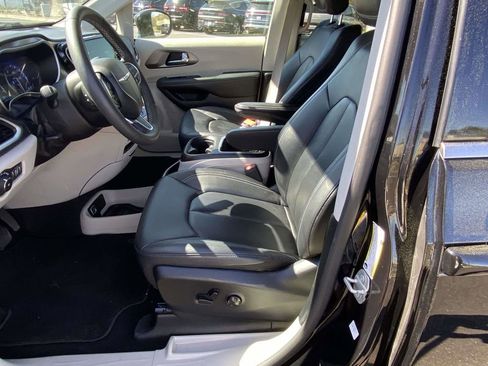 Used 2024 Chrysler Pacifica Touring-L image 15