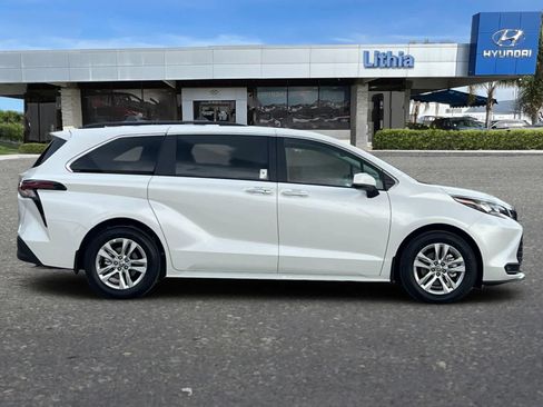 Used 2026 Toyota Sienna XLE image 9